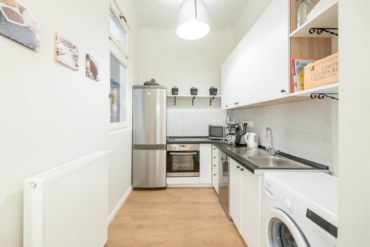 Downtown Heart 3 Bdr, 2 Bath, A/C Appartement Boedapest Buitenkant foto